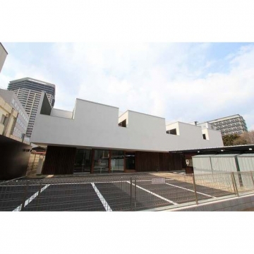 コフレ・ア・ビジュー医学部正門前